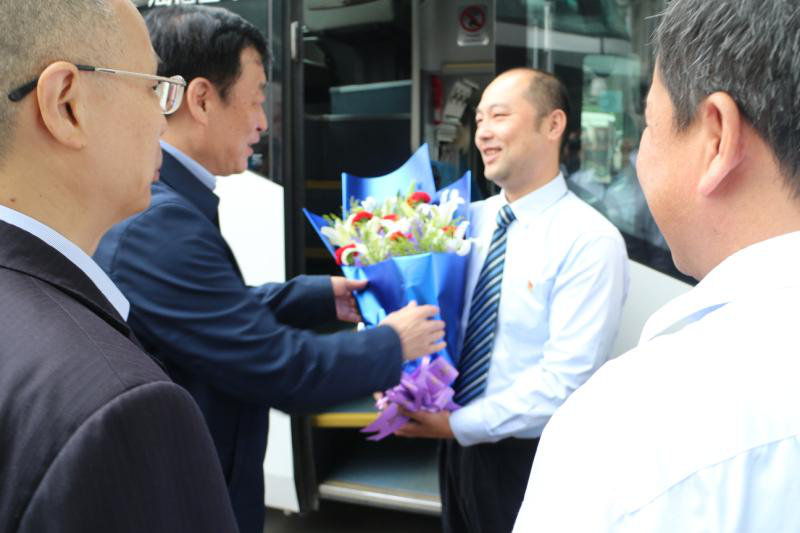 省委書記、省長劉奇“五一”前夕慰問我司勞動模范和一線職工