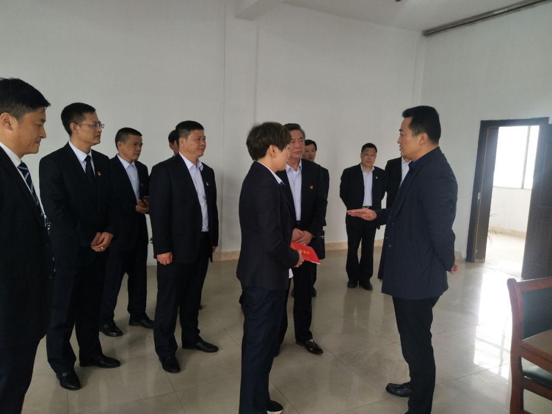 江西長運(yùn)黨委書記、董事長王曉看望慰問“中國好人榜”獲得者李小英