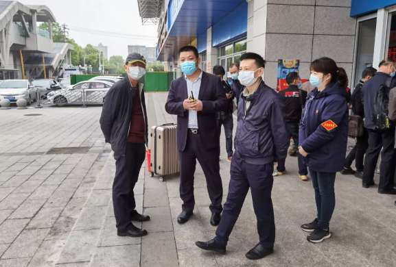 黃俊、穆孫祥先后深入徐坊客運分公司督導(dǎo)文明創(chuàng)建、疫情防控、安全生產(chǎn)工作