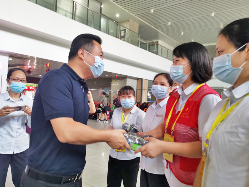 王曉慰問大通物流、都市城際公交一線干部職工