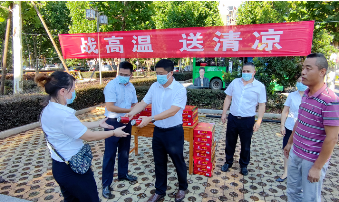 占梁慰問鷹潭長運、鷹潭公交一線職工  肖良芝陪同