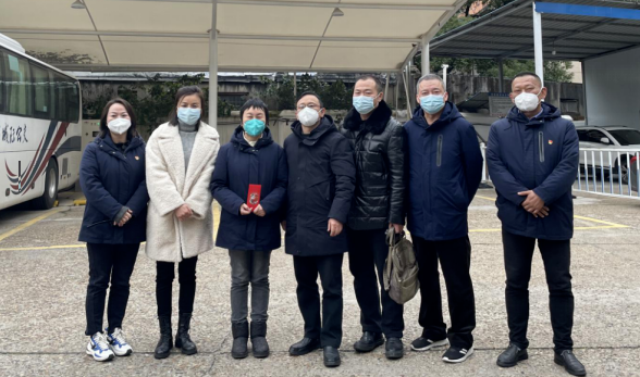 張小平、戴豪贛、黃俊、劉志堅(jiān)慰問困難職工