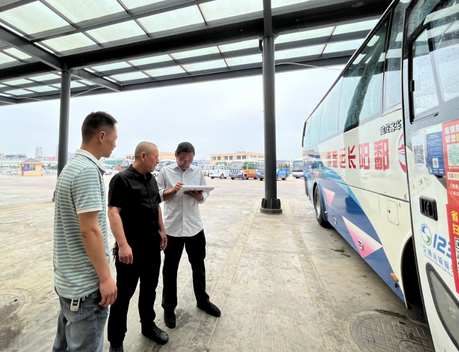 鄱陽長運(yùn):開展車輛安全檢查 筑牢安全防線
