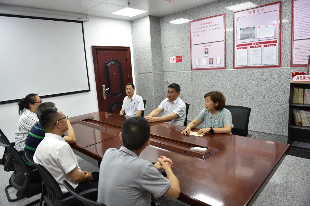 張小平、萬建紅一行慰問長運(yùn)科技困難黨員