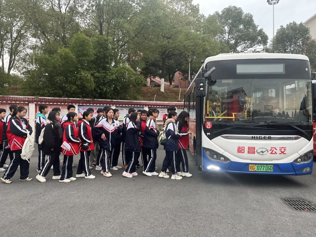 科學(xué)調(diào)度31輛車(chē) 圓滿完成兩所學(xué)校1600名考生考試運(yùn)輸保障任務(wù)