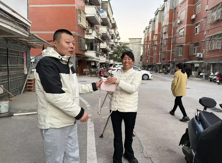 暖新聞 || 鄱陽長運(yùn):車站傳遞溫暖 愛心接力送 “包” 歸