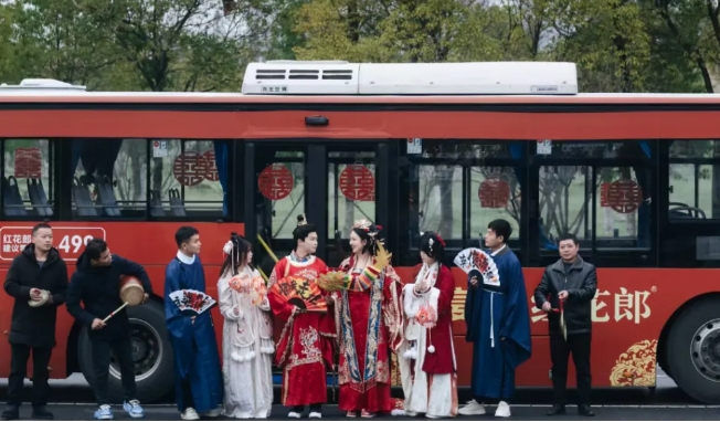 新余公交：公交車變身婚車 開往“下一站幸?！? onmousewheel=