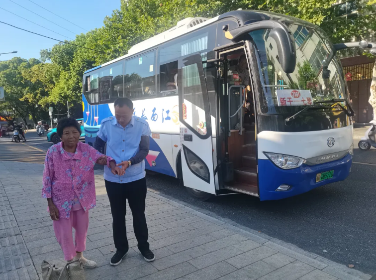 吉安公司：一元公交里的溫情守護
