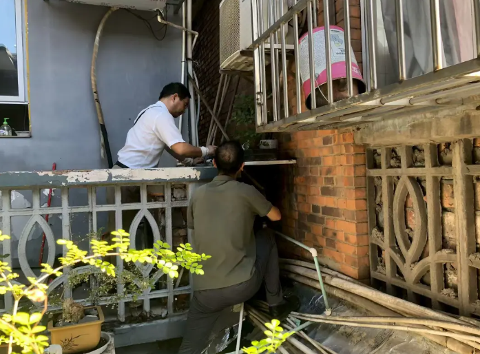 長(zhǎng)運(yùn)物業(yè) 后勤組緊急搶修 保障用水