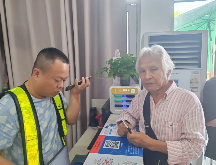 都市城際公交：跨越語言障礙 暖心服務(wù)外籍游客