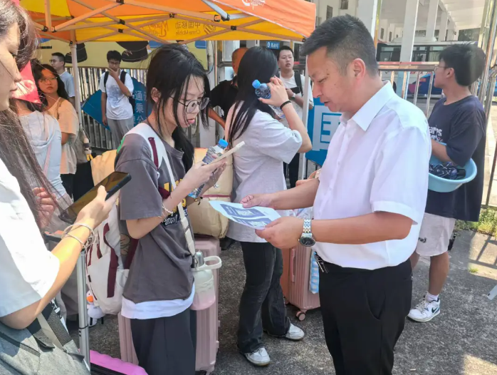 撫州長運：“校園直通車”護航新生，便民服務(wù)暖人心