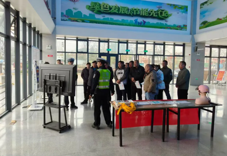 含山長運(yùn)聯(lián)合縣交警大隊(duì)開展“全國交通安全日”主題宣傳活動(dòng)