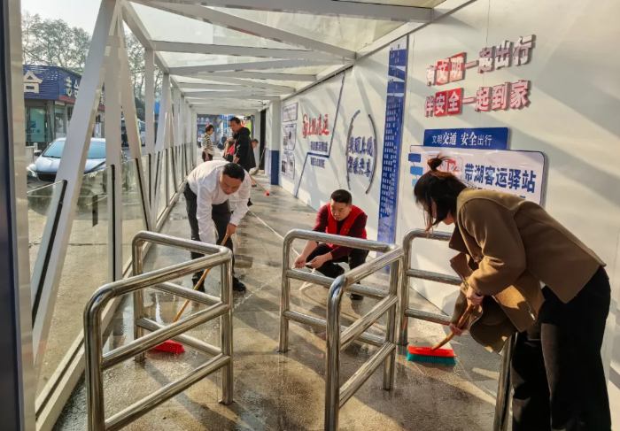 上饒汽運：攻堅人行道頑固污漬 擦亮帶湖驛站服務(wù)“門面”