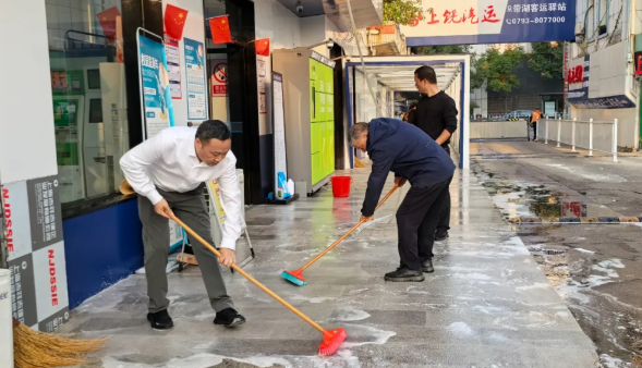上饒汽運：攻堅人行道頑固污漬 擦亮帶湖驛站服務(wù)“門面”