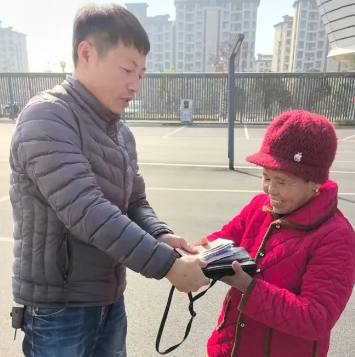 撫州長(zhǎng)運(yùn)：城際公交司機(jī)拾金不昧 七旬老人暖心致謝