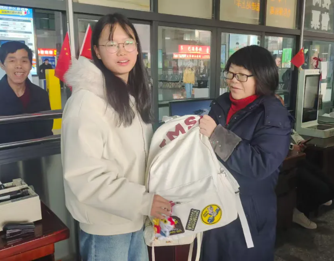 上饒汽運：書包失而復得暖童心 車站用責任守護求學路