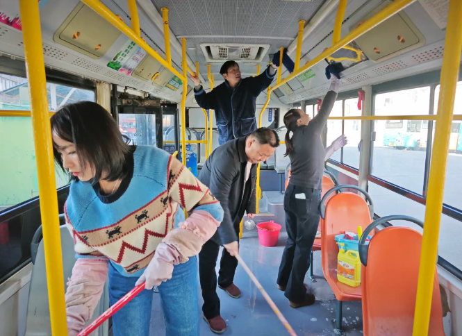 上饒汽運(yùn) 余干公司全面接管公交運(yùn)營(yíng) “衛(wèi)生+服務(wù)”雙提升