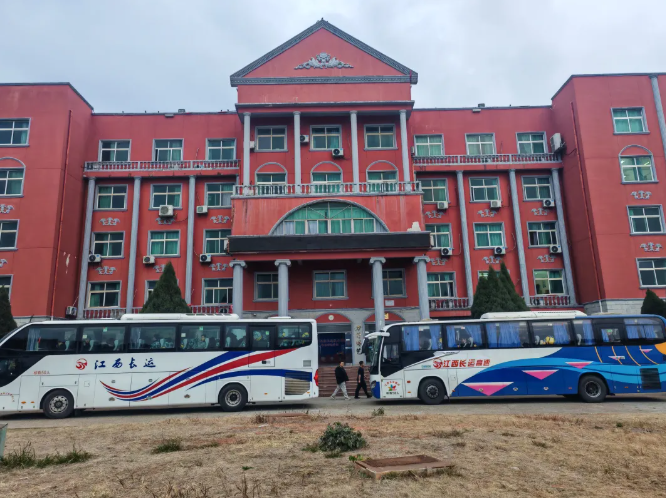 都市城際公交：46輛大巴“團(tuán)戰(zhàn)” 護(hù)送學(xué)子“空降”新校區(qū)