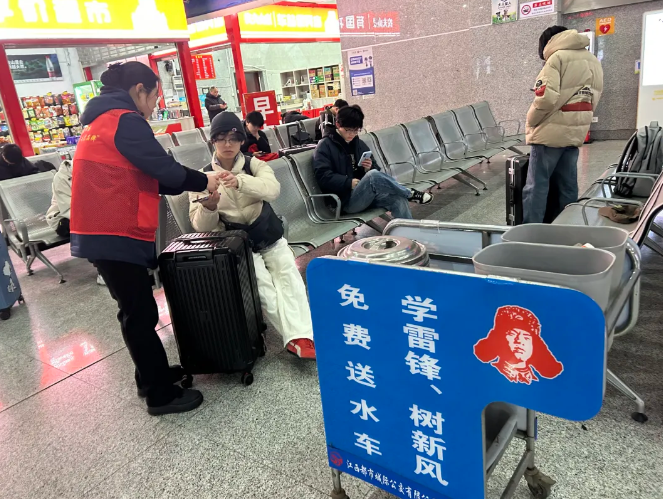 都市城際公交 首次降溫 暖冬志愿服務(wù)暖人心