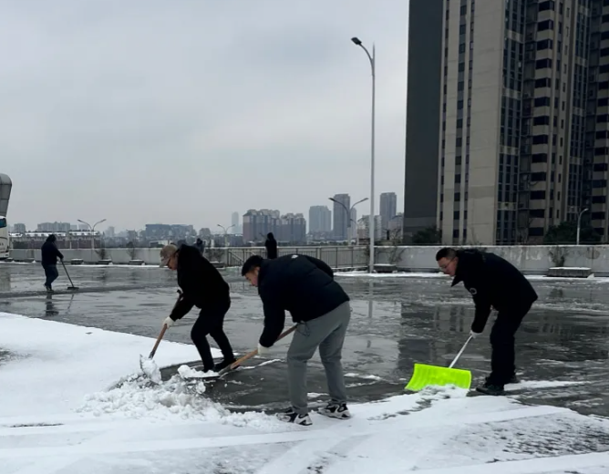 馬鞍山長客：雪停即清 鏟雪除冰保障暢通