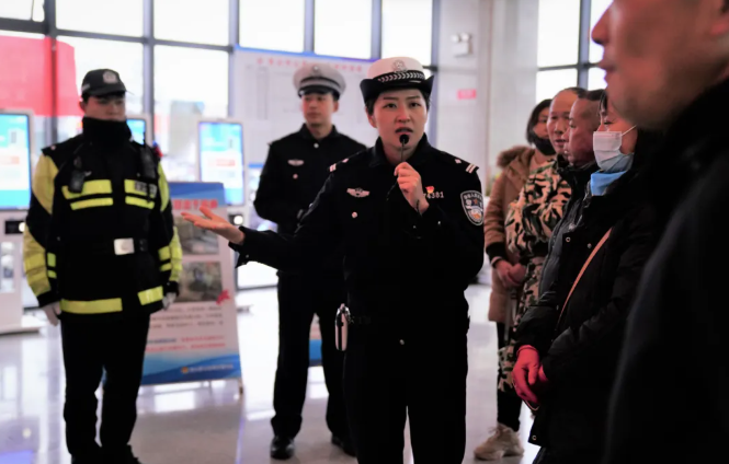 含山長(zhǎng)運(yùn)聯(lián)合縣公安局交管大隊(duì)開(kāi)展“平安春運(yùn)·交警同行”主題宣傳活動(dòng)