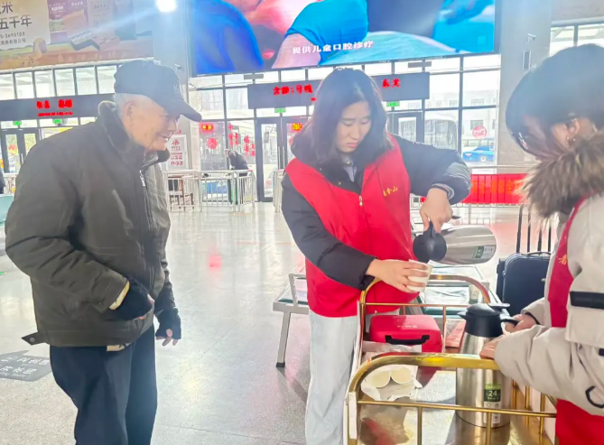 馬鞍山長客：一抹志愿紅 溫暖回家路